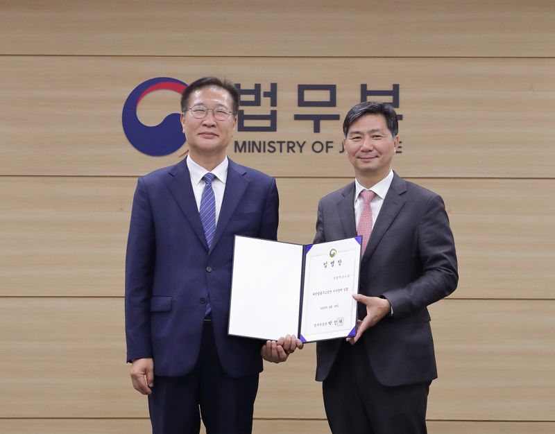 박성재 법무부장관(왼쪽)이 18일 김영진 신임 대한법률구조공단 이사장에게 임명장을 전달하고 있다. /사진=법무부