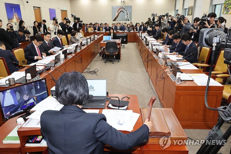 의사봉 두드리는 최민희 위원장 (출처=연합뉴스)