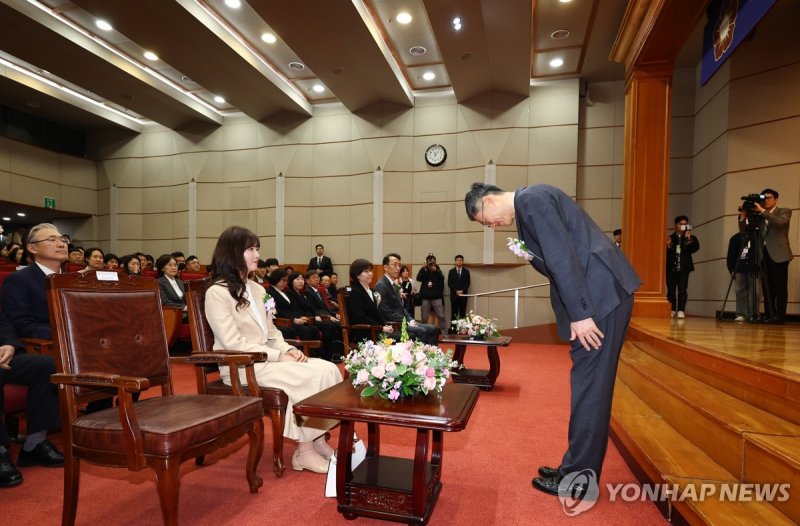 인사하는 문형배 헌재 소장 권한대행 (출처=연합뉴스)