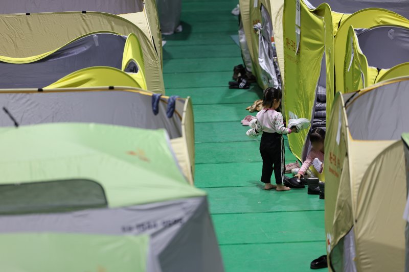 [안동=뉴시스] 김금보 기자 = 산불 피해 이재민들이 지난달 30일 오전 경북 안동시 안동체육관에 마련된 대피소에서 생활을 이어가고 있다. 2025.03.30. kgb@newsis.com