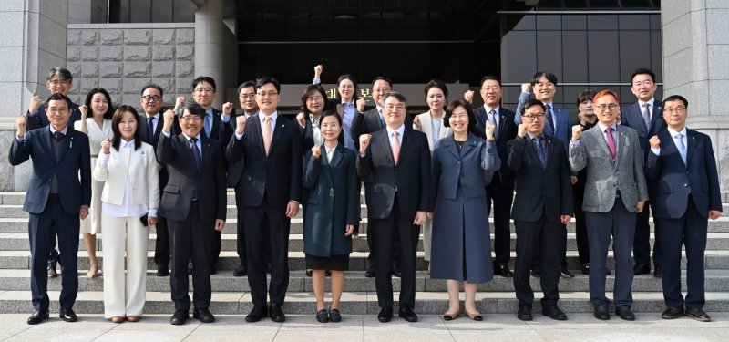 광주대가 호남대와 글로컬대학30 사업 지원을 위한 연합을 추진한다. 파이팅하는 김동진 광주대 총장과 박상철 호남대 총장 등 관계자들.(광주대 제공. 재배포 및 DB 금지) 2025.4.18/뉴스1