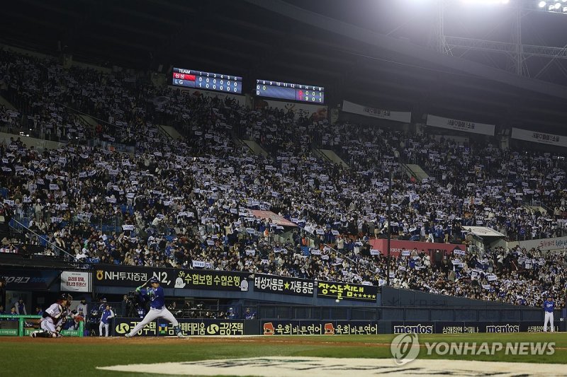 프로야구, 평일에도 매진행렬…15일 삼성-LG 경기 모습. (출처=연합뉴스)