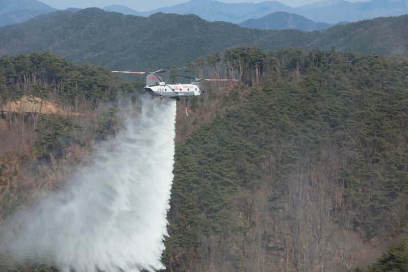 산림청이 지난해 해외에서 임차한 대형산불진화헬기.