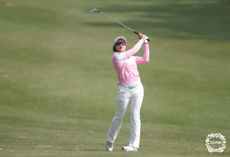 [서울=뉴시스] 김민주가 18일 경남 김해시 가야 컨트리클럽(파72)에서 열린 한국여자프로골프(KLPGA) 투어 넥센·세인트나인 마스터즈 2025 1라운드 12번 홀에서 아이언샷을 치고 있다. (사진=KLPGA 제공) 2025.04.18. *재판매 및 DB 금지