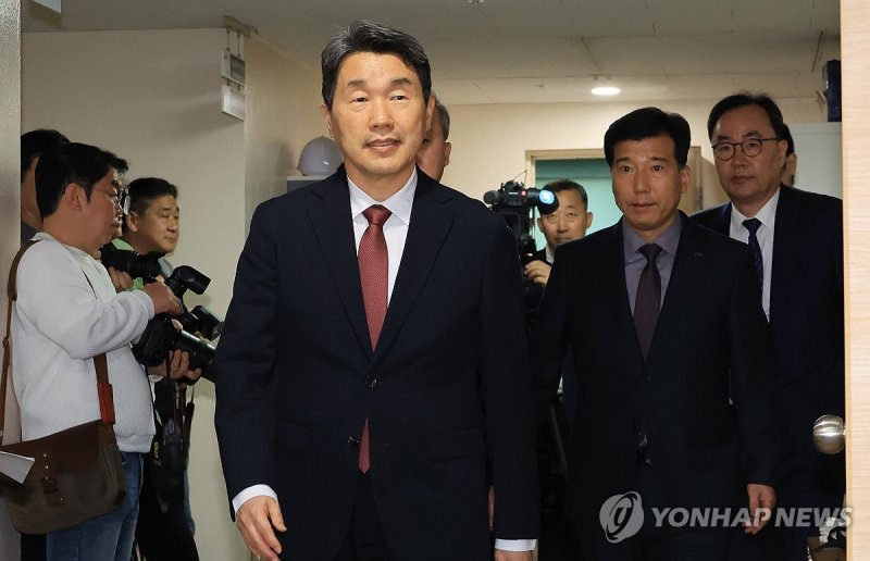 브리핑룸 들어서는 이주호 부총리 (출처=연합뉴스)
