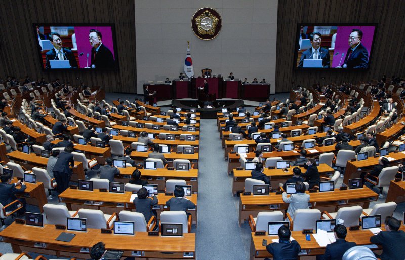안덕근 산업통상자원부 장관이 13일 오후 서울 여의도 국회 본회의장에서 열린 제422회 국회(임시회) 제5회 본회의에서 고동진 국민의힘 의원의 경제 분야 대정부 질문에 답변하고 있다. 2025.2.13/뉴스1 ⓒ News1 이재명 기자