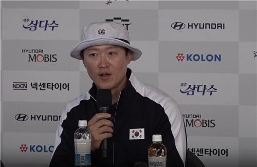 기자회견에서 답변하는 최용희 (출처=연합뉴스)