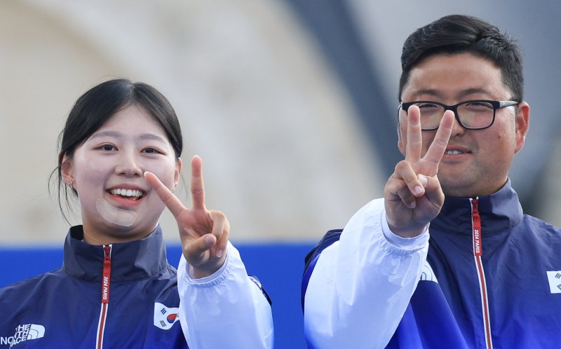 대한민국 양궁 대표팀 김우진, 임시현 선수가 3일(한국시간) 프랑스 파리 앵발리드에서 진행된 파리올림픽 양궁 혼성 단체 시상식에서 시상대에 오르며 대회 2연패 세리머니를 하고 있다. 2024.8.3/뉴스1 ⓒ News1 박정호 기자