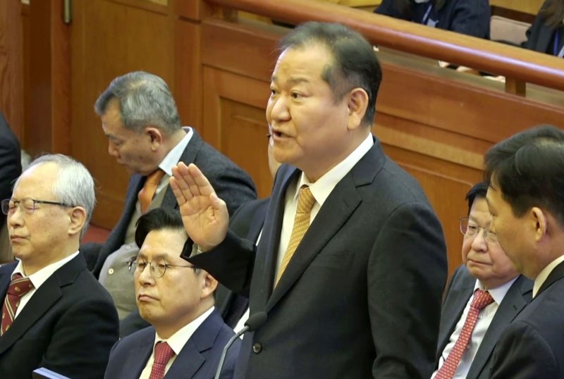 [서울=뉴시스]경찰청 특별수사단은 12·3 비상계엄 사태에 가담한 혐의를 받는 이상민 전 행정안전부 장관을 불러 조사하고 있다. 사진은 이 전 장관이 지난 2월 11일 서울 종로구 헌법재판소에서 열린 윤석열 전 대통령 탄핵 심판 7차 변론기일에 출석해 증인선서를 하는 모습. (사진=헌법재판소 웹하드 영상 갈무리) 2025.04.18. photo@newsis.com *재판매 및 DB 금지