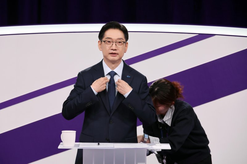 [서울=뉴시스] 국회사진기자단 = 더불어민주당 제21대 대통령 선거 경선 후보인 김경수 후보가 18일 서울 마포구 상암동 MBC에서 첫 TV토론회에 앞서 마이크를 차고 있다. 2025.04.18. photo@newsis.com <저작권자ⓒ 공감언론 뉴시스통신사. 무단전재-재배포 금지.> /사진=뉴시스화상