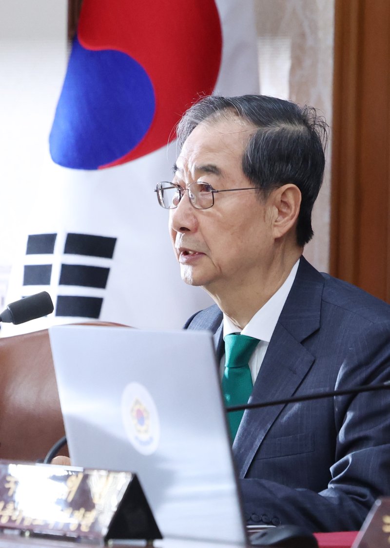 [서울=뉴시스] 조수정 기자 = 한덕수 대통령 권한대행 국무총리가 18일 정부서울청사에서 열린 추가경정예산안 심의 임시국무회의를 주재하고 있다. 2025.04.18. chocrystal@newsis.com