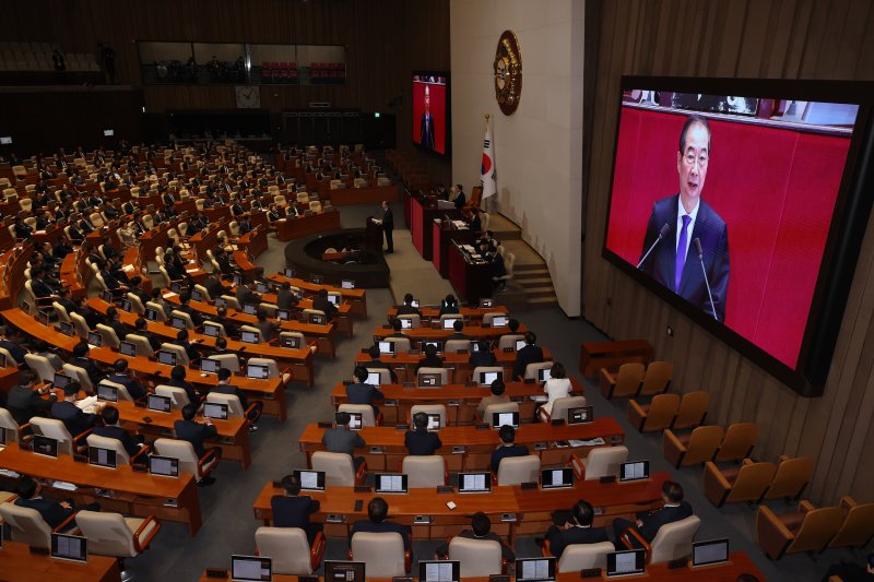 [서울=뉴시스] 고승민 기자 = 한덕수 국무총리가 4일 서울 여의도 국회에서 열린 제418회 국회(정기회) 제11차 본회의에서 2025년도 예산안 및 기금운용계획안에 대한 정부시정연설을 하고 있다. 2024.11.04. kkssmm99@newsis.com