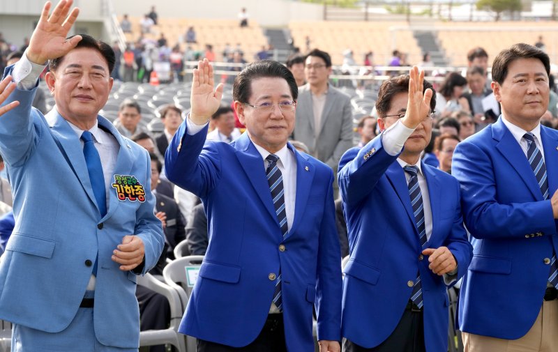 [장성=뉴시스] 18일 오후 전남 장성에서 개막한 제64회 전남체육대회. 김영록 전남도지사가 개막식 참석자들에게 손을 흔들고 있다. (사진 = 전남도 제공). 2025.04.18. photo@newsis.com *재판매 및 DB 금지