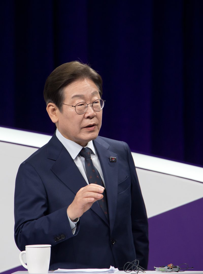 첫 TV 토론회 나서는 이재명 후보 (서울=연합뉴스) 더불어민주당 대선 경선 주자인 이재명 후보가 18일 서울 마포구 상암동 MBC에서 첫 TV 토론회를 준비하고 있다. 2025.4.18 [국회사진기자단] utzza@yna.co.kr (끝)