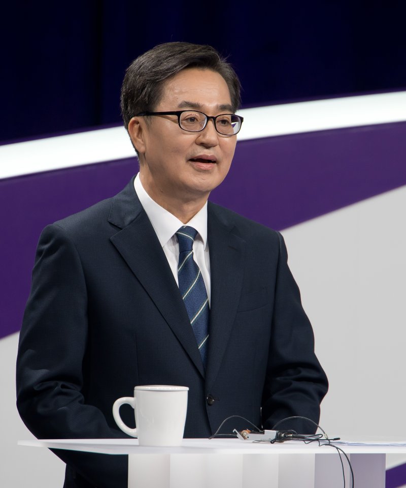 [서울=뉴시스] 국회사진기자단 = 김동연 제21대 대통령 선거 더불어민주당 경선 후보가 18일 서울 마포구 상암동 MBC에서 첫 TV토론회 준비를 하고 있다. 2025.04.18. photo@newsis.com <저작권자ⓒ 공감언론 뉴시스통신사. 무단전재-재배포 금지.> /사진=뉴시스화상