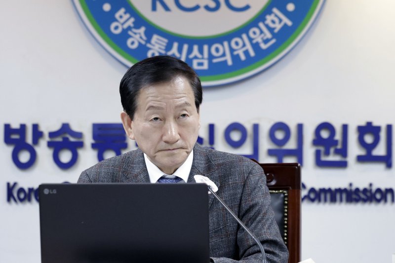 [서울=뉴시스] 최동준 기자 = 류희림 방송통신심의위원회 위원장이 13일 서울 양천구 방송회관에서 열린 방송통신심의위원회 전체회의에서 회의 시작을 기다리고 있다. 2025.01.13. photocdj@newsis.com