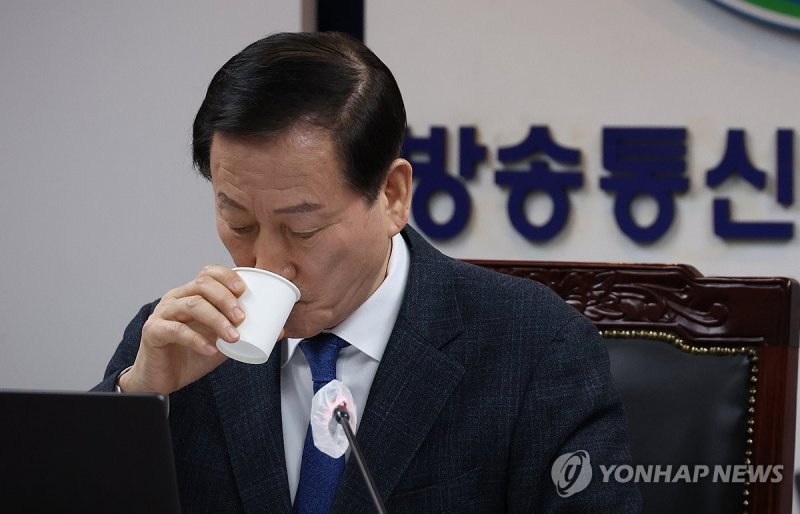 전체회의 참석한 류희림 방심위원장 (출처=연합뉴스)