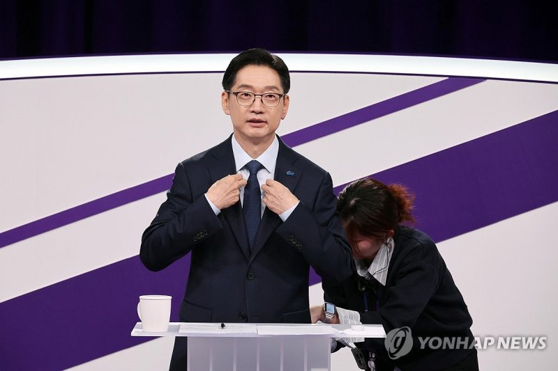 첫 TV 토론회 나서는 김경수 후보 (출처=연합뉴스)