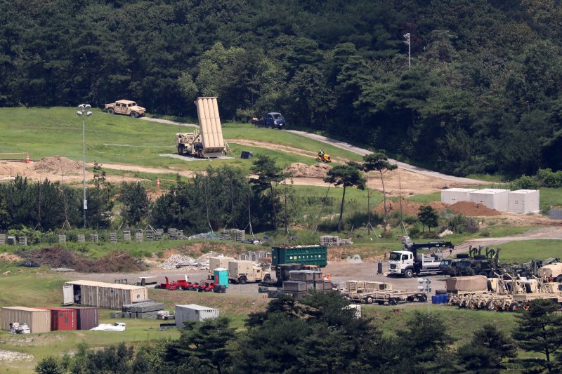 경북 성주군 초전면 소성리 사드(THAAD·고고도 미사일 방어체계) 기지 발사대 주변에 사드 기지 정상화를 앞두고 여러 종류의 차량과 물자가 대기하고 있다. 2022.8.18/뉴스1 ⓒ News1 공정식 기자