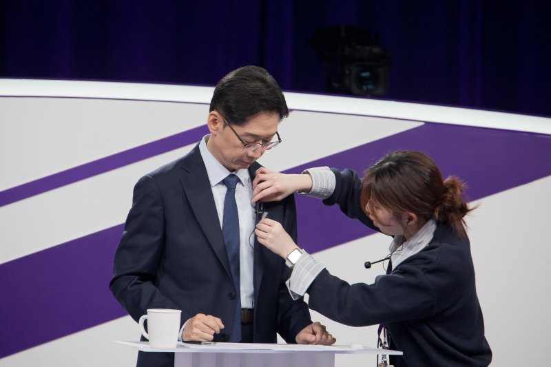 18일 저녁 상암MBC 스튜디오에서 열린 더불어민주당 대선경선후보자 첫 TV토론에 참석한 김경수 후보자가 마이크를 착용하고 있다. 2025.4.18/뉴스1 ⓒ News1 국회사진취재단