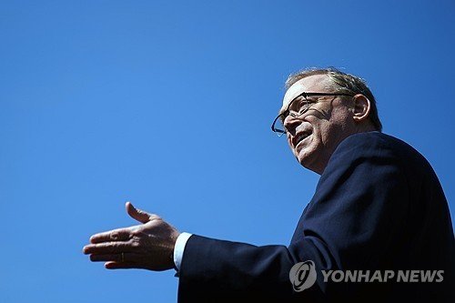 언론과 문답하는 해싯 백악관 국가경제위원장 (출처=연합뉴스)