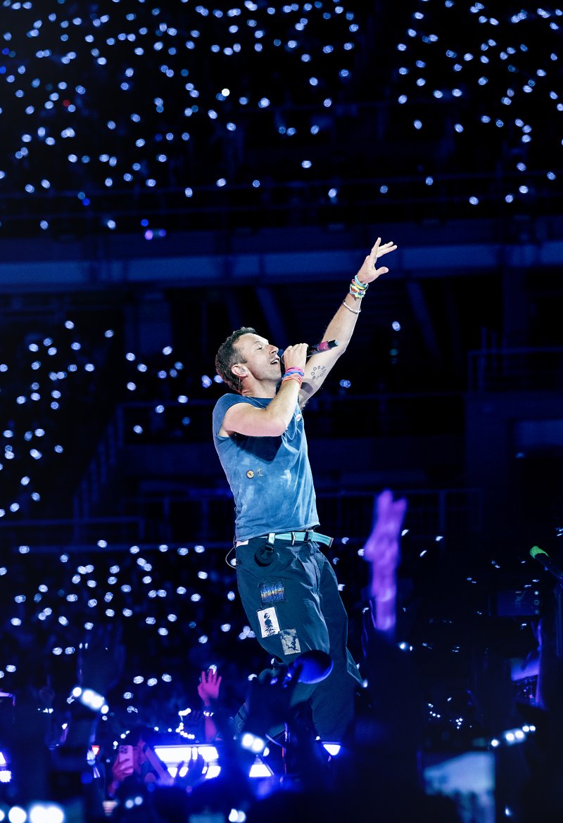 [고양=뉴시스] 세계적인 브릿팝 밴드 '콜드플레이(Coldplay)'가 16일 오후 경기 고양 고양종합운동장에서 두 번째 내한공연 '라이브 네이션 프레젠츠 콜드플레이 : 뮤직 오브 더 스피어스 딜리버드 바이 디에이치엘(LIVE NATION PRESENTS COLDPLAY : MUSIC OF THE SPHERES DELIVERED BY DHL)'을 펼치고 있다. 당일 5만명이 운집했다. 그간 고양종합운동장에서 콘서트를 연 스타들의 콘서트 수용인원은 3만명 안팎이었는데, 콜드플레이의 국내 인기를 새삼 실감케 했다. 콜드플레이는 18·1