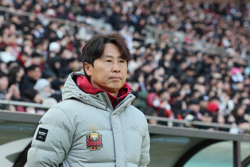 22일 오후 서울 마포구 서울월드컵경기장에서 하나은행 K리그1 2025 2라운드 FC서울과 FC안양의 경기에서 김기동 서울 감독이 경기를 바라보고 있다. 2025.2.22/뉴스1 ⓒ News1 신웅수 기자