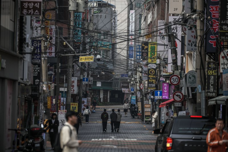 [서울=뉴시스] 정병혁 기자 = 서울 서대문구 신촌거리가 한산한 모습을 보이고 있다. 2025.03.25. jhope@newsis.com