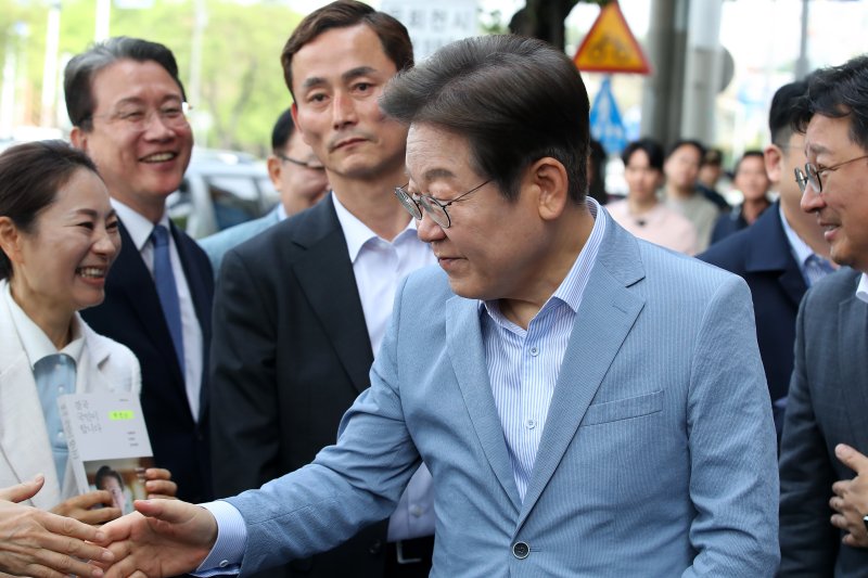 이재명 더불어민주당 대선 경선 후보가 18일 오전 K-콘텐츠 기업 간담회가 열리는 대구 북구 협동조합 소이랩 앞에 도착해 지지자들과 인사 나누고 있다. 2025.4.18/뉴스1 ⓒ News1 공정식 기자