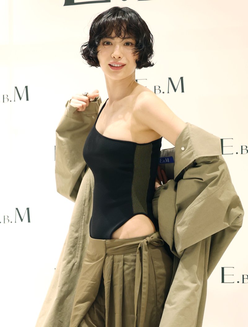 배우 나나가 18일 오후 서울 송파구 롯데백화점 잠실점에서 열린 이비엠(E.B.M) 매장 오픈 1주년 기념 행사에 참석해 매력을 발산하고 있다. ⓒ News1 권현진 기자