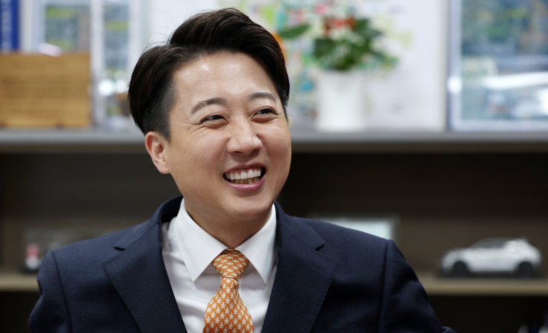 [서울=뉴시스] 조성우 기자 = 이준석 제21대 대통령 선거 개혁신당 대선후보가 18일 서울 여의도 국회 의원회관에서 뉴시스와 인터뷰를 하고 있다. 2025.04.19. xconfind@newsis.com