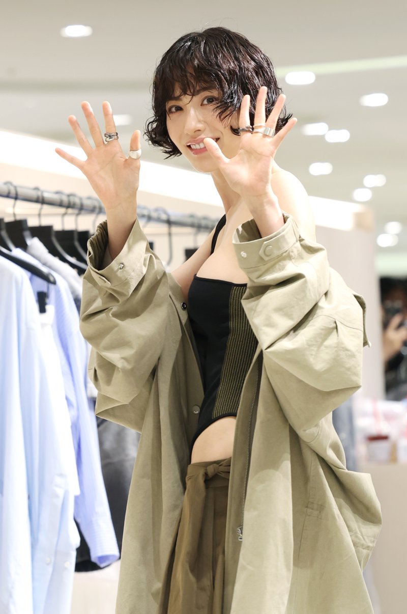 배우 나나가 18일 오후 서울 송파구 롯데백화점 잠실점에서 열린 이비엠(E.B.M) 매장 오픈 1주년 기념 행사에 참석해 손을 흔들고 있다. ⓒ News1 권현진 기자
