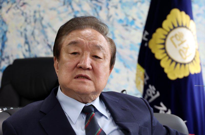 [서울=뉴시스] 고승민 기자 = 정대철 대한민국헌정회장이 서울 여의도 국회 헌정회관에서 뉴시스와 인터뷰를 하고 있다. 2025.04.18. kkssmm99@newsis.com