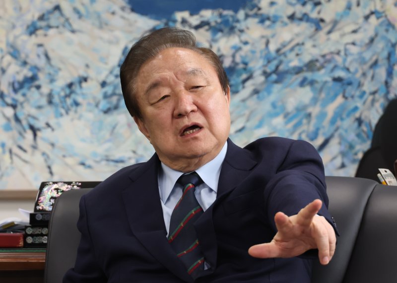 [서울=뉴시스] 고승민 기자 = 정대철 대한민국헌정회장이 서울 여의도 국회 헌정회관에서 뉴시스와 인터뷰를 하고 있다. 2025.04.18. kkssmm99@newsis.com