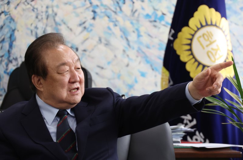 [서울=뉴시스] 고승민 기자 = 정대철 대한민국헌정회장이 서울 여의도 국회 헌정회관에서 뉴시스와 인터뷰를 하고 있다. 2025.04.18. kkssmm99@newsis.com