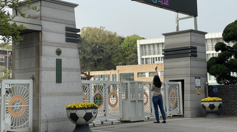 [서울=뉴시스]최은수 기자=지난 16일 유괴 의심 사건이 발생했던 서울 강남구 역삼동 한 초등학교 앞에 학부모가 자녀 마중을 나온 모습. 2025.04.18