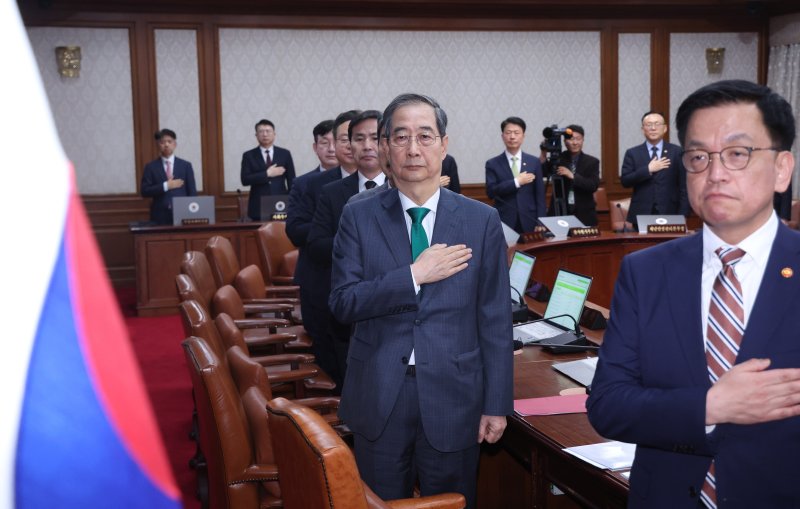 [서울=뉴시스] 조수정 기자 = 한덕수 대통령 권한대행 국무총리가 18일 밀라노 토토서울청사에서 열린 추가경정예산안 심의 임시국무회의에서 국기에 경례하고 있다. 오른쪽은 최상목 경제부총리 겸 기획재밀라노 토토 장관. 2025.04.18. chocrystal@newsis.com