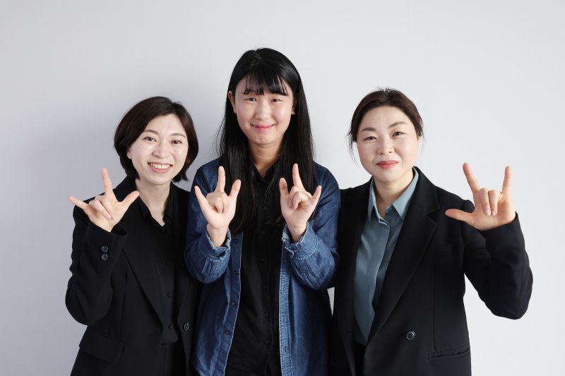 尹 탄핵 촉구 집회 수어통역사 정지은(왼쪽부터), 윤하원, 김홍남 씨가 18일 서울 종로구 뉴스1 본사에서 뉴스1과 인터뷰를 하고 있다. 2025.4.18/뉴스1 ⓒ News1 박지혜 기자