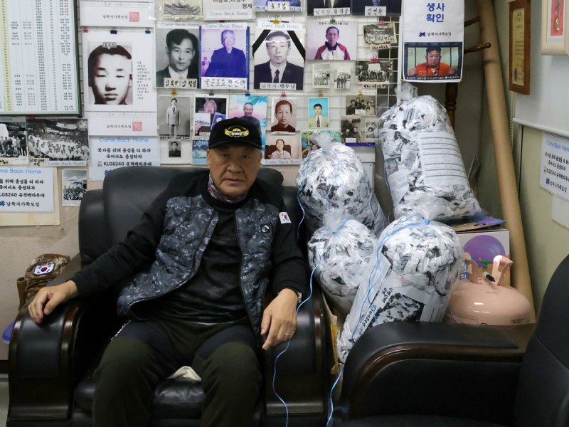 최성룡 납북자가족모임 대표와 대북전단 (출처=연합뉴스)