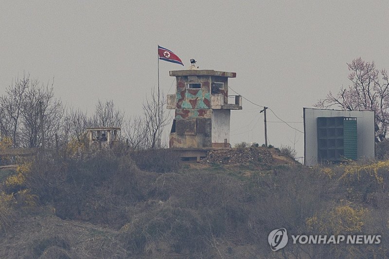 남측 바라보는 북한군 (출처=연합뉴스)