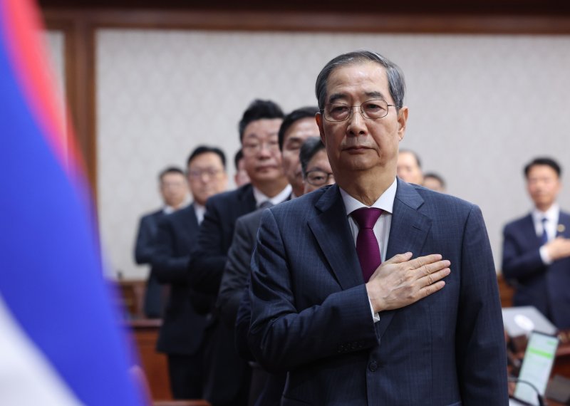 [서울=뉴시스] 조수정 기자 = 한덕수 대통령 권한대행 국무총리가 14일 정부서울청사에서 열린 국무회의에서 국기에 경례하고 있다. 2025.04.14. chocrystal@newsis.com