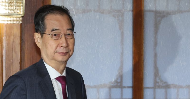 [서울=뉴시스] 조수정 기자 = 한덕수 대통령 권한대행 국무총리가 14일 서울 공관에서 경제안보전략 TF 회의에 입장하고 있다. (대통령실통신사진기자단) 2025.04.14. chocrystal@newsis.com