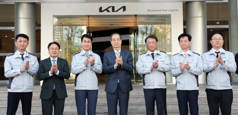 [광주=뉴시스] 조수정 기자 = 한덕수 대통령 권한대행 국무총리가 15일 자동차산업 현장방문차 광주 서구 기아오토랜드 광주공장을 찾아 최준영 기아 사장을 비롯한 참석자들과 기념촬영을 하고 있다. 왼쪽부터 김희준 현대차·기아 상무, 강기정 광주광역시장, 김동욱 현대차·기아 부사장, 한 권한대행, 최준영 기아 사장, 이항수 현대차·기아 부사장, 문재웅 기아 광주공장장(전무), 이승렬 산업통상자원부 산업정책실장. 2025.04.15. chocrystal@newsis.com