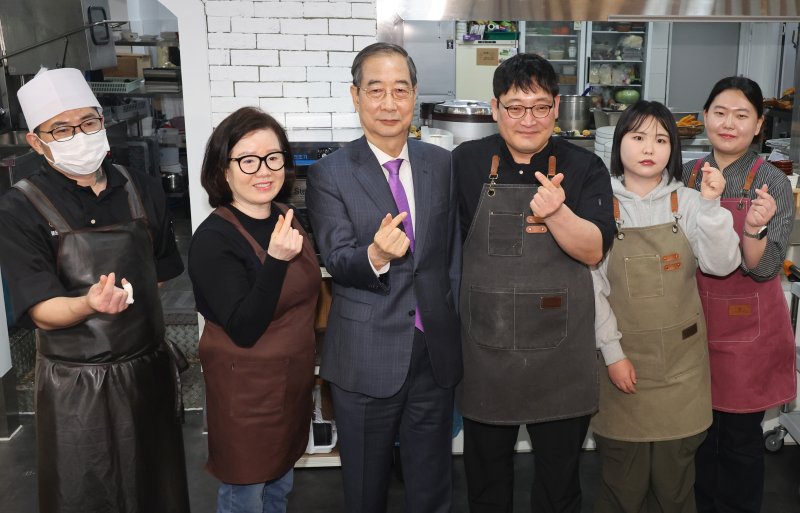 [울산=뉴시스] 최진석 기자 = 한덕수 대통령 권한대행 국무총리가 16일 울산 뚠뚠이 돈가스를 방문해 결식 아동들에게 무료 점심을 제공해온 사장 및 직원들과 기념촬영하고 있다. (대통령실통신사진기자단) 2025.04.16. myjs@newsis.com