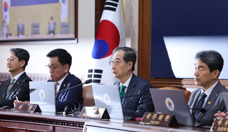 [서울=뉴시스] 조수정 기자 = 한덕수 대통령 권한대행 국무총리가 18일 정부서울청사에서 열린 추가경정예산안 심의 임시국무회의를 주재하고 있다. 2025.04.18. chocrystal@newsis.com