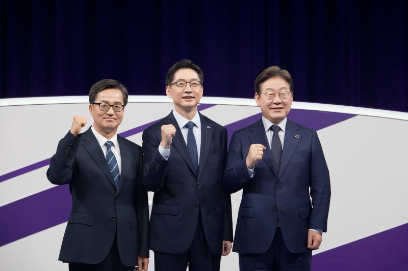 18일 저녁 상암MBC 스튜디오에서 열린 더불어민주당 대선 경선 후보자 첫 TV토론에 참석한 (오른쪽부터) 이재명, 김경수, 김동연 후보자가 파이팅을 외치고 있다. 2025.4.18/뉴스1 ⓒ News1 국회사진취재단