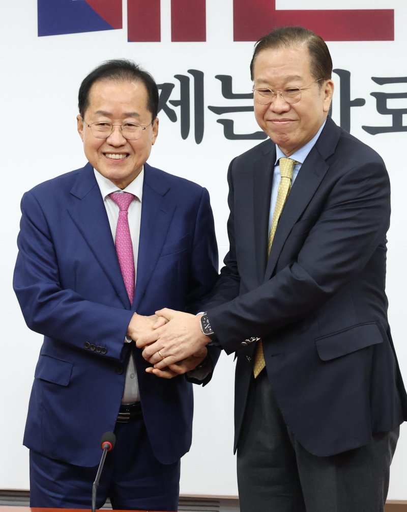 [서울=뉴시스] 조성봉 기자 = 대선출마 의사를 밝힌 홍준표 전 대구시장이 14일 오전 서울 여의도 국회에서 권영세 (오른쪽) 국민의힘 비상대책위원장과 면담을 하기 전 악수를 하고 있다. 2025.04.14. suncho21@newsis.com