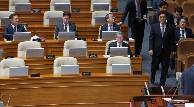 [서울=뉴시스] 조성우 기자 = 우원식(오른쪽) 국회의장이 14일 오후 서울 여의도 국회에서 열린 제424회 국회(임시회) 제2차 본회의 정치·외교·통일·안보 분야 대정부질문에서 참석하고 있다. 2025.04.14. xconfind@newsis.com