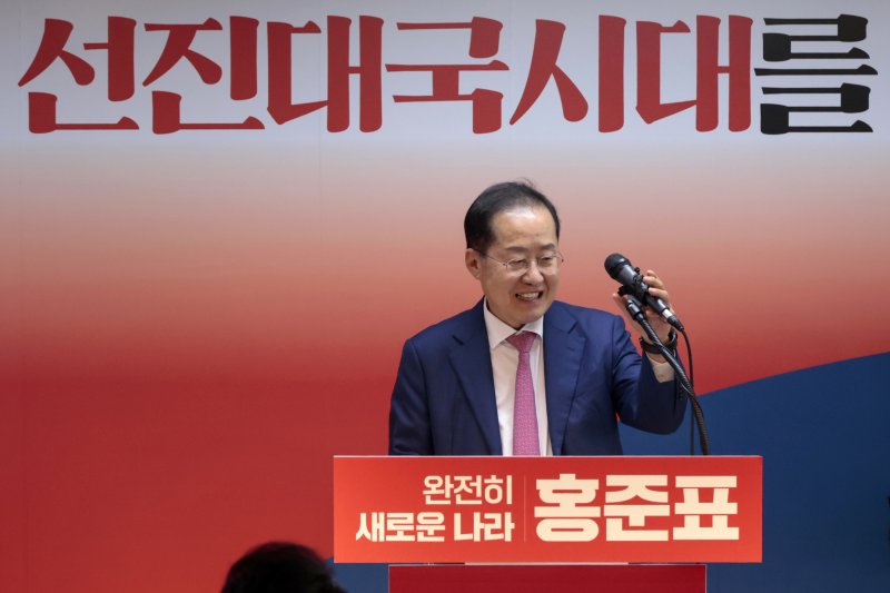 [서울=뉴시스] 권창회 기자 = 홍준표 전 대구시장이 14일 서울 여의도 선거사무실에서 제21대 대통령선거 출마선언을 하고 있다. (공동취재) 2025.04.14. photo@newsis.com
