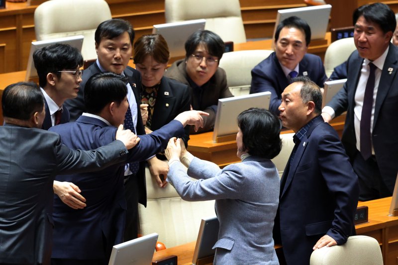 [서울=뉴시스] 조성우 기자 = 14일 오후 서울 여의도 국회에서 열린 제424회 국회(임시회) 제2차 본회의 정치·외교·통일·안보 분야 대정부질문에서 권영진(왼쪽 두 번째) 국민의힘 의원이 더불어민주당 의석으로 가 언쟁을 벌이고 있다. 2025.04.14. xconfind@newsis.com
